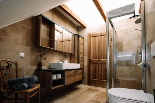 a bathroom with a toilet and a sink at SteinThron in Kalwang