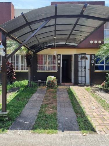 una casa con toldo en la parte delantera en apartamento equipado, en Amatitlán