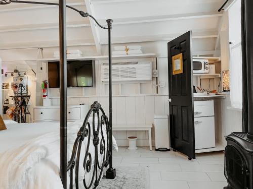 a bedroom with a bed and a black door at Inn Santa Clara in Santa Clara