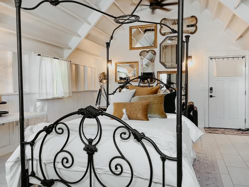 a bedroom with a black metal canopy bed at Inn Santa Clara in Santa Clara