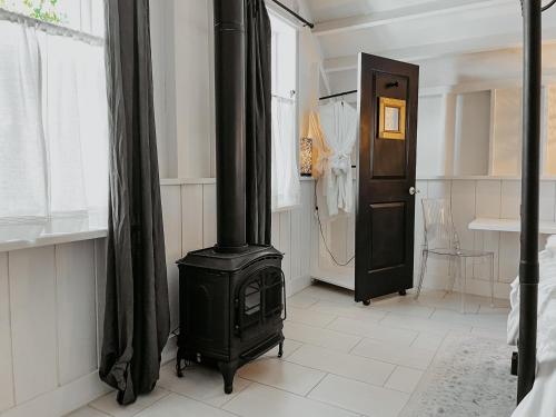 a black stove in a room with a bedroom at Inn Santa Clara in Santa Clara