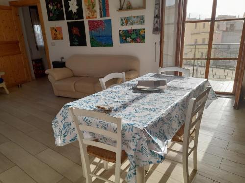 einen Esstisch mit einem blauen und weißen Tischtuch in der Unterkunft La casa di Beatrice in Catanzaro Lido
