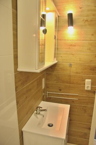 y baño con lavabo blanco y espejo. en Freundliches Appartement - Bitte Angaben zum Gastgeber lesen, en Wehrheim