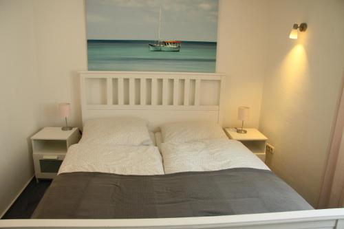 1 dormitorio con 1 cama con una foto del océano en Freundliches Appartement - Bitte Angaben zum Gastgeber lesen, en Wehrheim