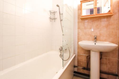 un baño con lavabo y ducha en Spacious Apartment Iris, Flaine Foret, en Flaine