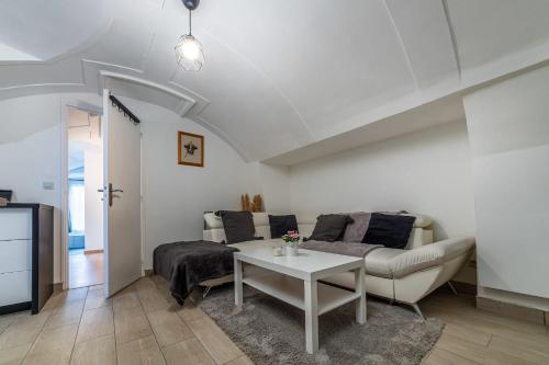 un salon avec un canapé et une table dans l'établissement Appart the Parisian Charm near Disney, à Thorigny-sur-Marne