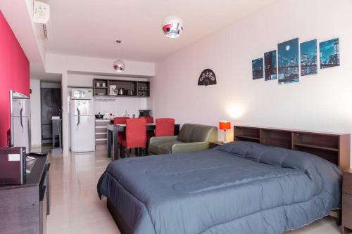 布宜諾斯艾利斯的住宿－Libertador 6430 by depptö，一间带蓝色床的卧室和一间厨房