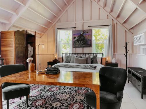a bedroom with a bed and a wooden desk at Inn Santa Clara in Santa Clara