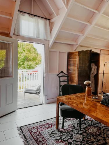 a dining room with a wooden table and chairs at Inn Santa Clara in Santa Clara