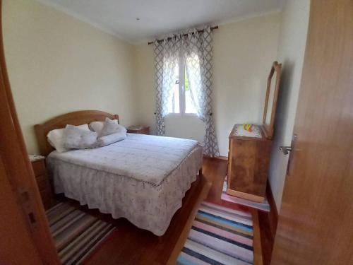 a bedroom with a bed and a window at Peaceful place in Porto Moniz in Salão
