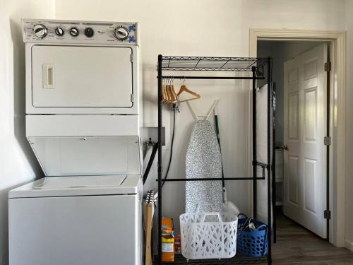 Η κουζίνα ή μικρή κουζίνα στο The Cozy Oasis - A Renovated and Modern Studio near LAX + SoFi + Beaches + Freeway
