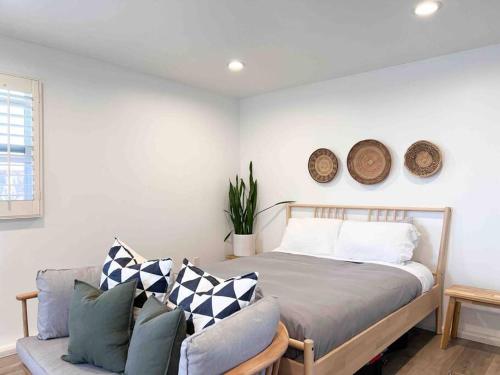 una camera con letto e divano di The Cozy Oasis - A Renovated and Modern Studio near LAX + SoFi + Beaches + Freeway a Lawndale