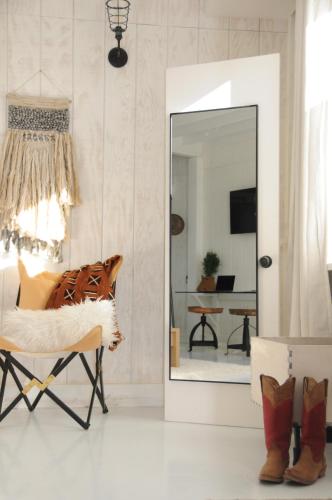 a mirror in a room with a chair and a table at Inn Santa Clara in Santa Clara