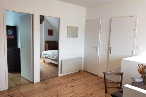 Zimmer mit einem Schlafzimmer mit einem Bett und einem Spiegel in der Unterkunft LAtelier de la Rivière in Belle-Isle-en-Terre