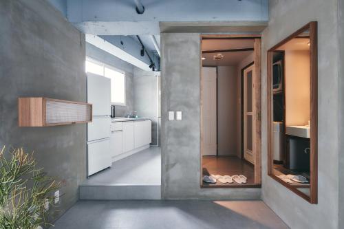 uma cozinha com armários brancos e uma porta grande em THE KAMAKURA＋LIVING - Vacation STAY 62510v em Kamakura