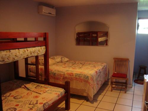 - une chambre avec 2 lits superposés et un miroir dans l'établissement TSANKARA, à Oiapoque