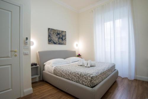 - une chambre dotée d'un lit avec deux bougies dans l'établissement Francy Guest House, à Rome