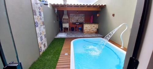 a swimming pool in a house with a backyard at Sobradinho Novo com piscina - Praia do Morro Guarapari ES in Guarapari