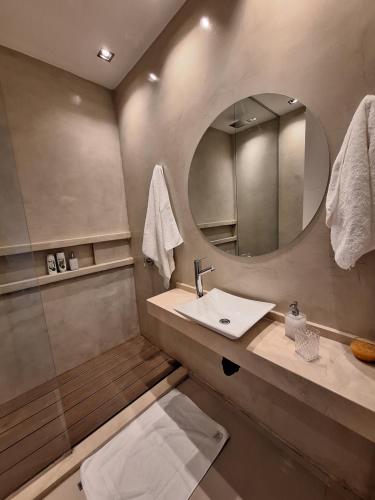 uma casa de banho com um lavatório e um espelho em Departamento Premium 2 personas con cochera em Yerba Buena