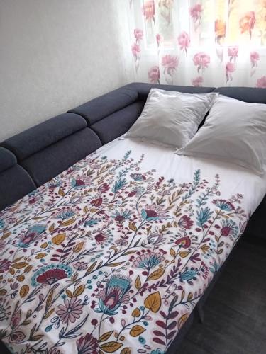 - un lit avec une couverture fleurie dans l'établissement Monte Cristo, à Metz