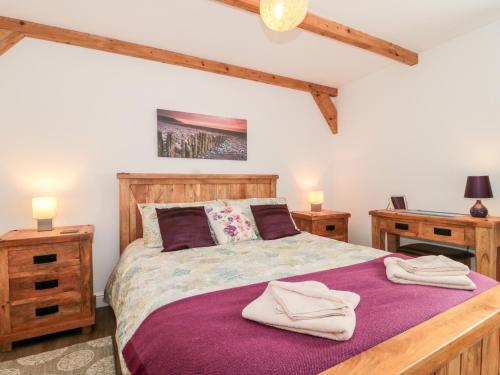 sypialnia z łóżkiem z dwoma ręcznikami w obiekcie Ash Tree Cottage w mieście Cowbridge