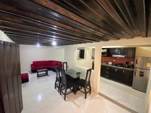 ein Wohnzimmer mit einem Tisch und einem roten Sofa in der Unterkunft No disponible! Favor no reservar! in Filandia