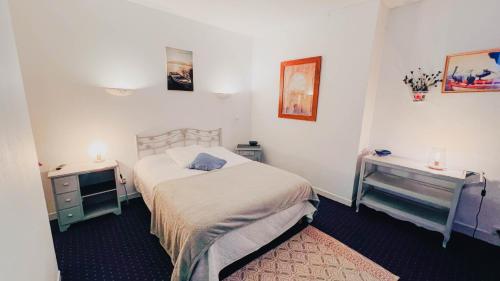 een kleine slaapkamer met een bed en twee nachtkastjes bij Chambres d'hôtes Andrea in Brive-la-Gaillarde