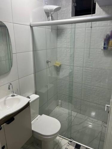 a bathroom with a shower with a toilet and a sink at Bela casa, 2 qtos Taguatinga-DF in Brasília