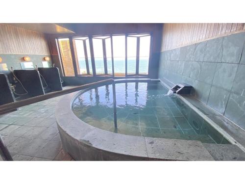 una gran piscina en una habitación de hotel en Nishiura Grand Hotel Kikkei - Vacation STAY 85448v en Gamagori