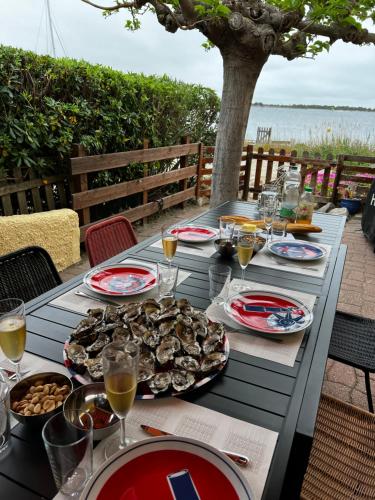 une table avec des assiettes de nourriture dessus dans l'établissement Pure Marina - Résidence Marina Plage, à Leucate