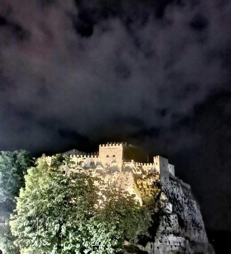 a castle on top of a mountain at night at A Casa da Paola in Caccamo
