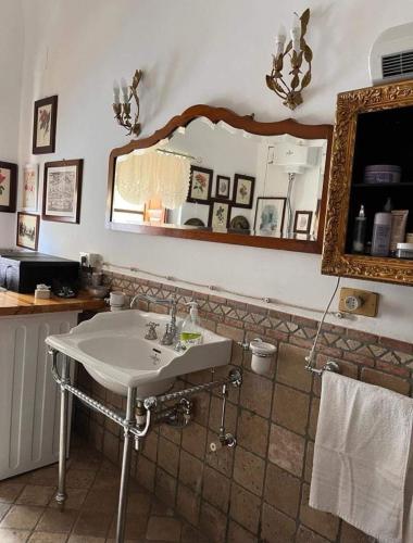 y baño con lavabo y espejo. en A Casa da Paola, en Caccamo