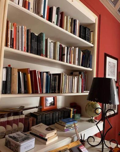 a book shelf filled with lots of books at A Casa da Paola in Caccamo
