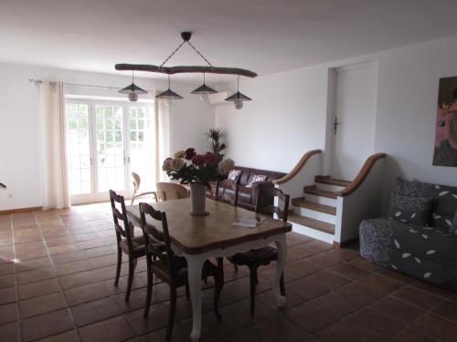 une salle à manger avec une table et des chaises dans l'établissement Les lantanas, à Bandol