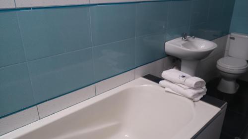 a bathroom with a tub and a toilet and a sink at Casa Amaru Raqchi in Anansaya