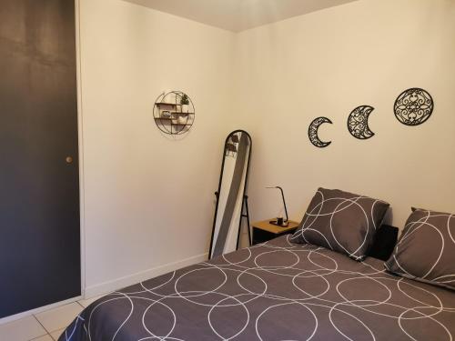安锡Charmant appartement à 1 minute du lac的一间卧室配有一张床及床架