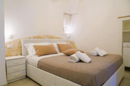 Un dormitorio con una cama con dos almohadas encima. en La casetta in pietra - nel CUORE di OSTUNI, en Ostuni