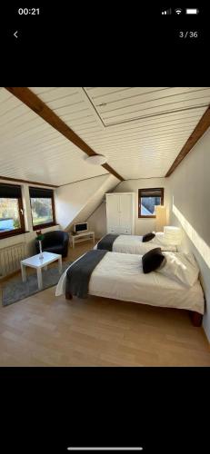 ein Schlafzimmer mit einem großen Bett im Dachgeschoss in der Unterkunft Lovely family house next to the exhibition in Düsseldorf