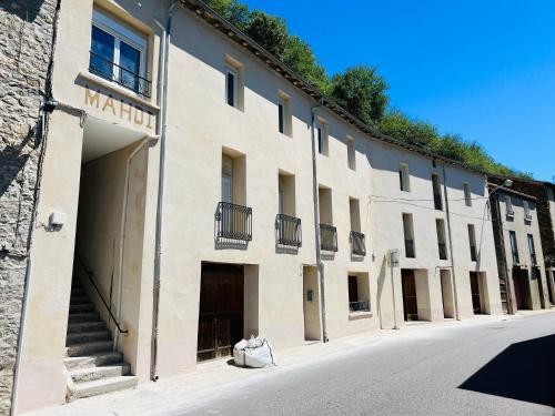 un grand bâtiment blanc dans une rue dans l'établissement Jolie maison en pierre esprit chalet avec Jacuzzi, à Serdinya