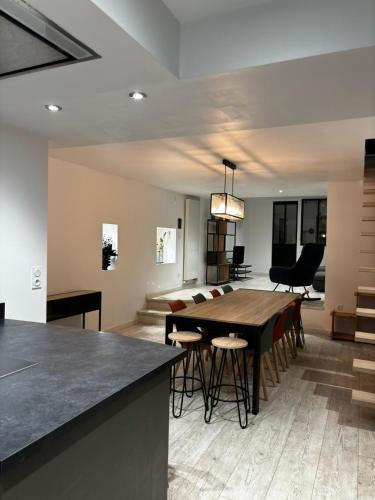 une salle à manger et un salon avec une table et des chaises dans l'établissement Les Lunetiers, à Champagnole