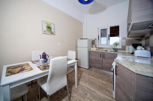 Кухня или мини-кухня в Joanna Sea View Apartments
