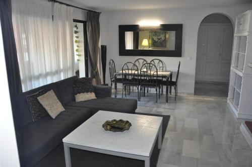 馬貝拉的住宿－Puerto Banus，客厅配有沙发和桌子