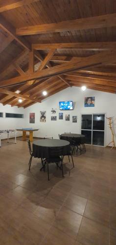 una stanza con due tavoli da ping pong di Mi lugar Serrano 3 a Valle Hermoso