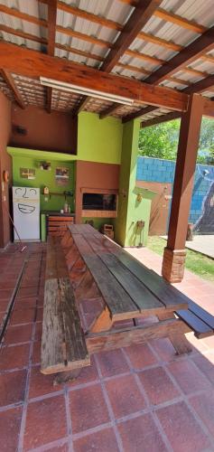 un grande tavolo in legno in una stanza di Mi lugar Serrano 3 a Valle Hermoso