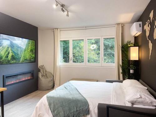 ein Schlafzimmer mit einem großen Bett und einem TV in der Unterkunft Espectacular Apartamento Con Vistas En Escaldes - 10min Caminando Al Centro - Parking Gratis in Escaldes-Engordany