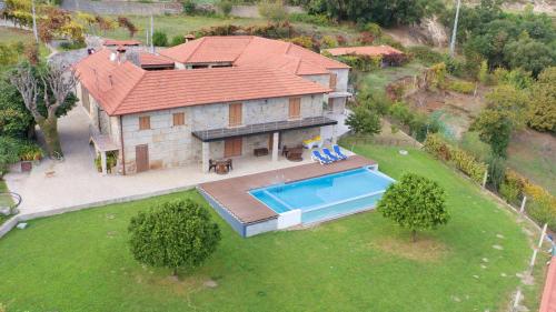 eine Luftansicht eines Hauses mit Pool in der Unterkunft O Beiral da Anastácia in Marco de Canavezes