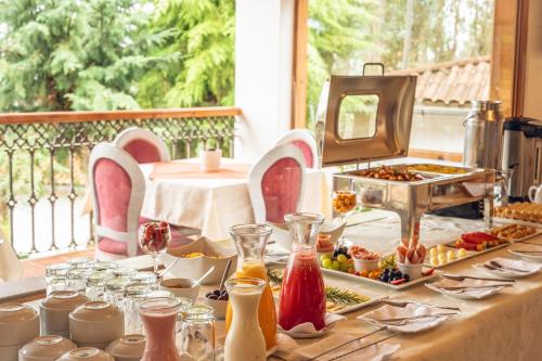 Una mesa con comida y bebidas en un balcón. en La Ensenada Hotel Chachapoyas, en Chachapoyas