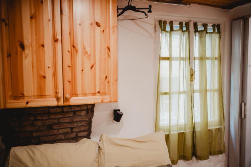 Habitación con cama y ventana con cortinas. en Monolocale Marino in centro storico, en Trieste