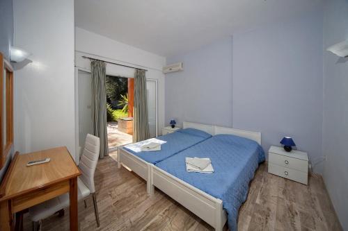 Un pat sau paturi într-o cameră la Joanna Sea View Apartments