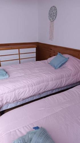 two beds sitting next to each other in a bedroom at Mi casa, tu casa. Entre Plottier y Neuquen. in Neuquén